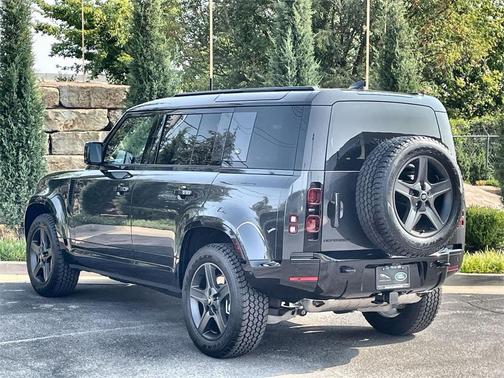 2024 Land Rover Defender P400 X-Dynamic SE