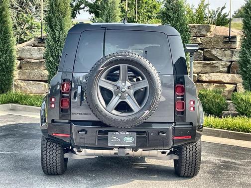 2024 Land Rover Defender P400 X-Dynamic SE