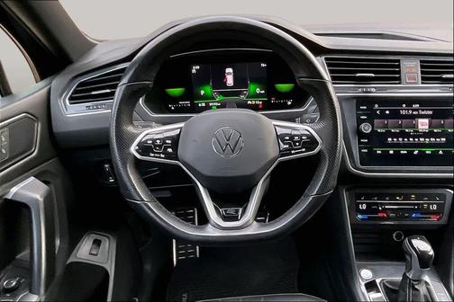 Deep Black Pearl 2022 Volkswagen Tiguan 2.0T SE R-Line Black