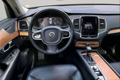 Crystal White Metallic 2021 Volvo XC90 T6 Momentum
