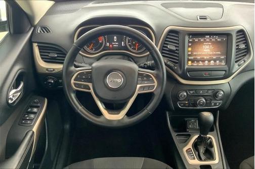 Photo 5 of 29 of 2017 Jeep Cherokee Latitude