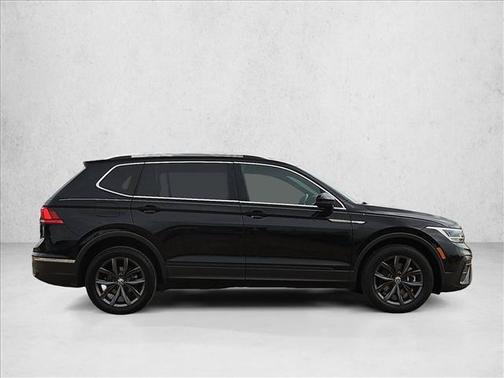 Deep Black Pearl 2023 Volkswagen Tiguan 2.0T SE