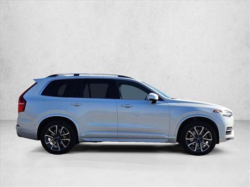 2017 Volvo XC90 T6 Momentum