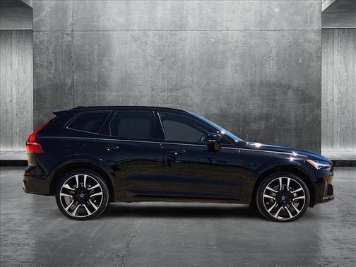 2023 Volvo XC60 B5 Ultimate Dark Theme
