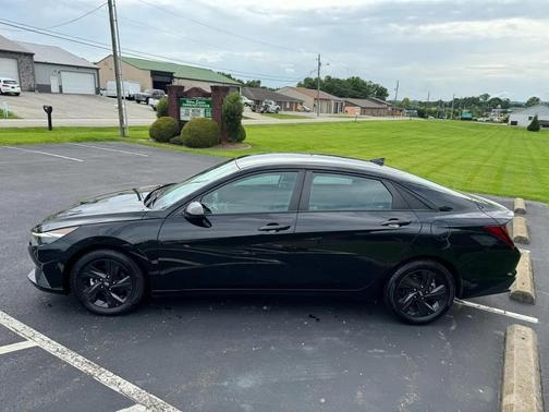 Black 2021 Hyundai ELANTRA SEL