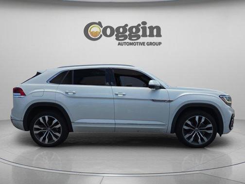 Oryx White Pearl Effect 2022 Volkswagen Atlas Cross Sport 3.6L V6 SEL Premium R-Line