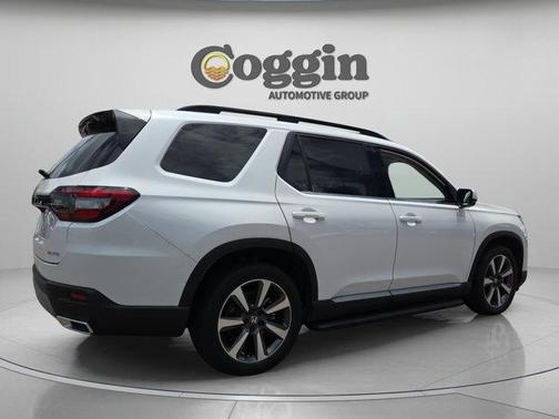 Lunar Silver Metallic 2024 Honda Pilot Elite