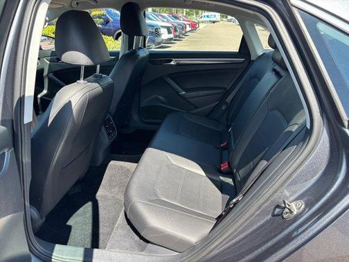 2017 Volkswagen Passat 1.8T SE w/Technology