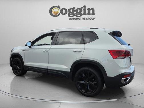 Pure White 2023 Volkswagen Taos 1.5T SE