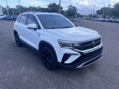 Pure White 2023 Volkswagen Taos 1.5T SE