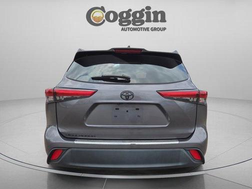 Magnetic Gray Metallic 2023 Toyota Highlander L
