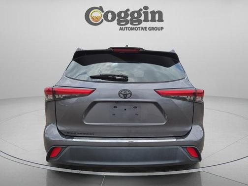 Magnetic Gray Metallic 2023 Toyota Highlander L
