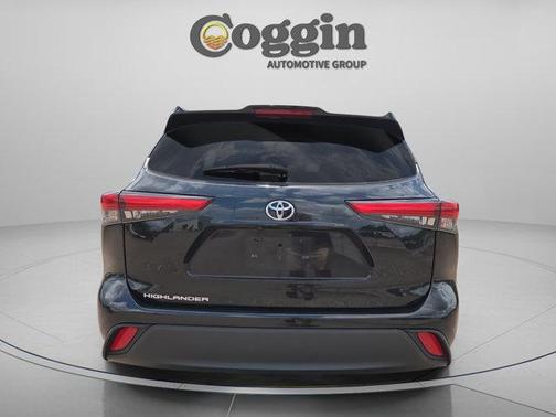 Midnight Black Metallic 2022 Toyota Highlander L