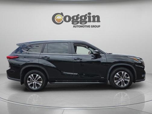 Midnight Black Metallic 2023 Toyota Highlander Hybrid XLE