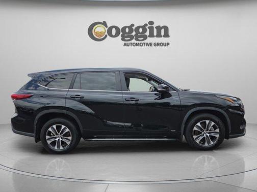 Midnight Black Metallic 2023 Toyota Highlander Hybrid XLE