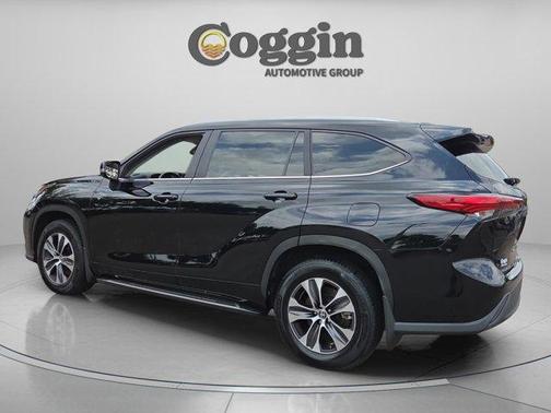 Midnight Black Metallic 2023 Toyota Highlander Hybrid XLE