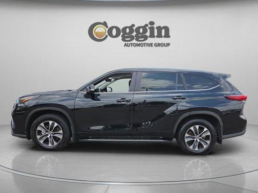 Midnight Black Metallic 2023 Toyota Highlander Hybrid XLE