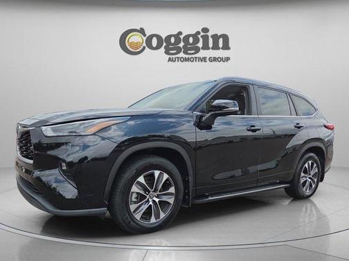Midnight Black Metallic 2023 Toyota Highlander Hybrid XLE