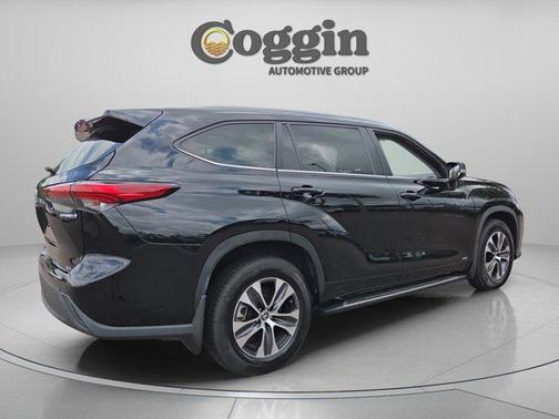 Midnight Black Metallic 2023 Toyota Highlander Hybrid XLE