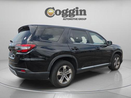 Crystal Black Pearl 2023 Honda Pilot EX-L 8-Passenger