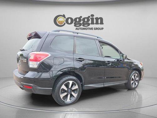 Crystal Black Silica 2017 Subaru Forester 2.5i Premium