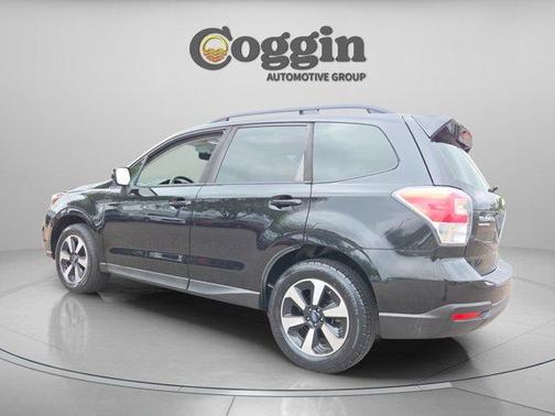 Crystal Black Silica 2017 Subaru Forester 2.5i Premium