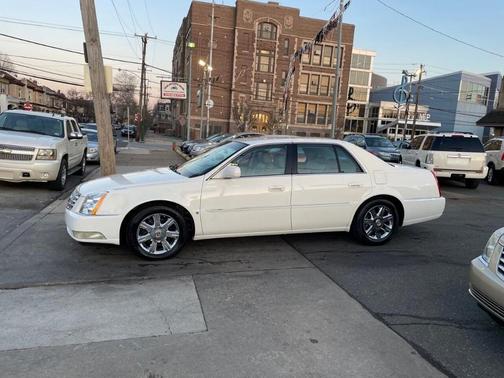 Photo 2 of 22 of 2007 Cadillac DTS Luxury II