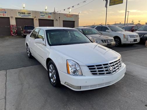 Photo 5 of 22 of 2007 Cadillac DTS Luxury II