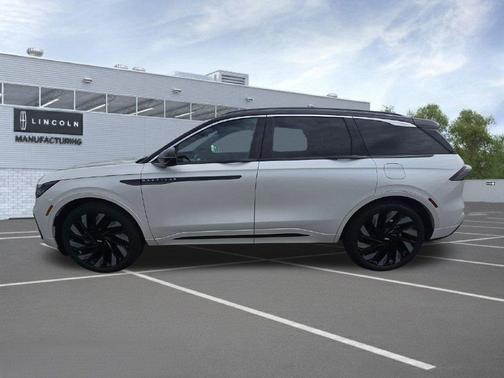 White Platinum Metallic Tri-Coat 2026 Lincoln Nautilus Black Label