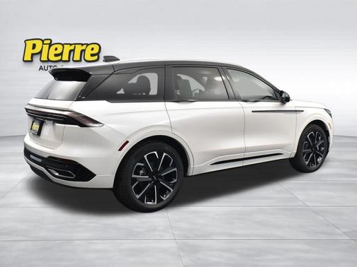 White Platinum Metallic Tri-Coat 2026 Lincoln Nautilus Reserve