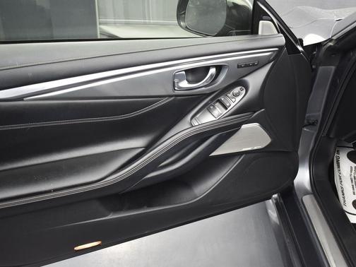 2022 INFINITI Q60 LUXE