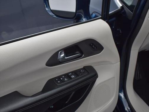 2022 Chrysler Pacifica Hybrid Touring L