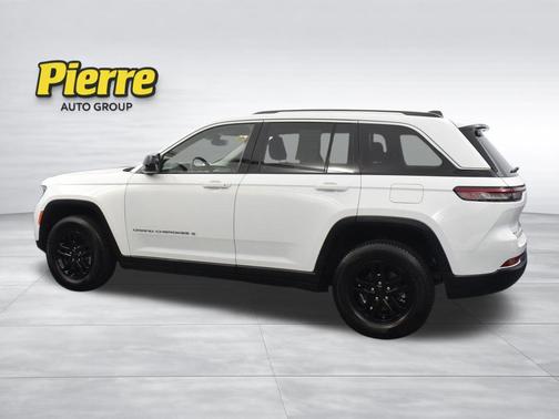 Bright White Clearcoat 2023 Jeep Grand Cherokee Laredo