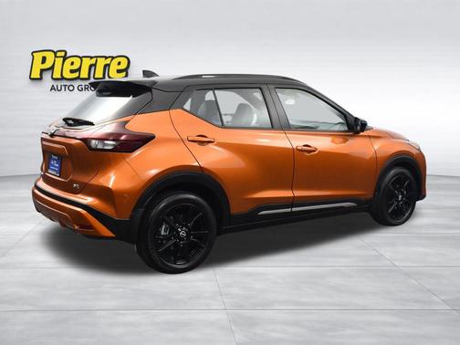 Monarch Orange Metallic/Super Black 2022 Nissan Kicks SR