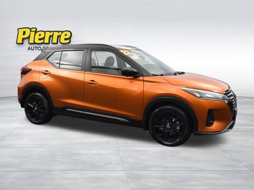 Monarch Orange Metallic/Super Black 2022 Nissan Kicks SR