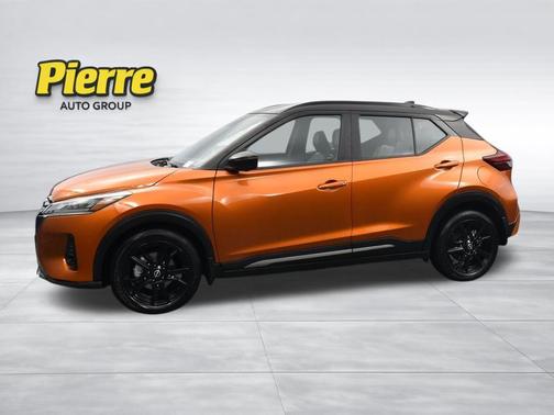 Monarch Orange Metallic/Super Black 2022 Nissan Kicks SR