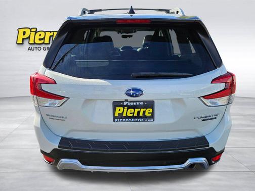 Crystal White Pearl 2024 Subaru Forester Touring