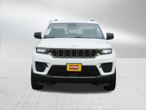 Bright White Clearcoat 2023 Jeep Grand Cherokee Laredo