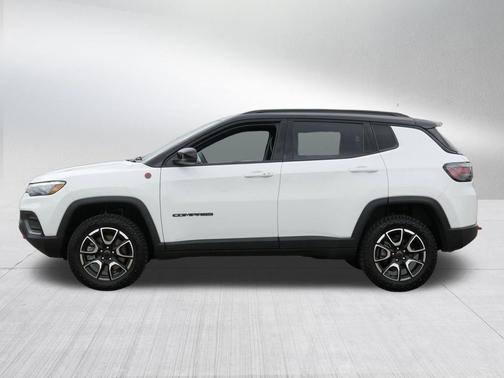 Bright White Clearcoat 2025 Jeep Compass Trailhawk