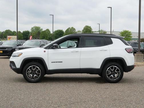 Bright White Clearcoat 2025 Jeep Compass Trailhawk