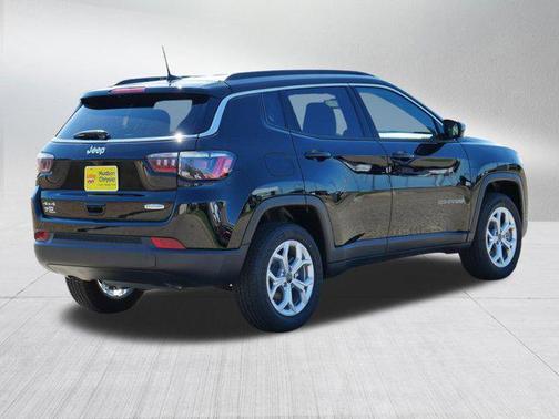 Diamond Black Crystal Pearlcoat 2026 Jeep Compass Latitude