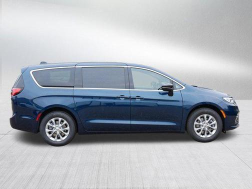 2025 Chrysler Pacifica L