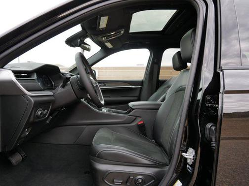 Diamond Black Crystal Pearlcoat 2026 Jeep Grand Cherokee L Altitude