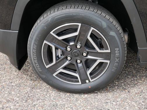 Diamond Black Crystal Pearlcoat 2026 Jeep Cherokee Limited