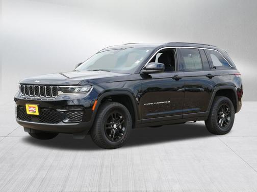 Diamond Black Crystal Pearlcoat 2024 Jeep Grand Cherokee Laredo