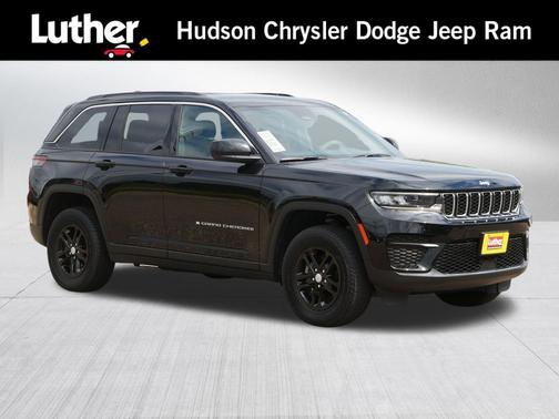 Diamond Black Crystal Pearlcoat 2024 Jeep Grand Cherokee Laredo