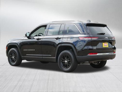 Diamond Black Crystal Pearlcoat 2024 Jeep Grand Cherokee Laredo