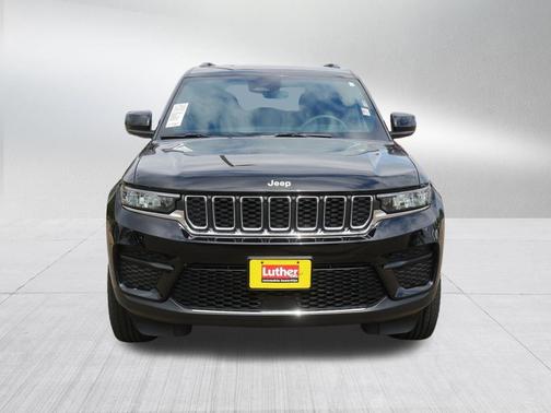 Diamond Black Crystal Pearlcoat 2024 Jeep Grand Cherokee Laredo