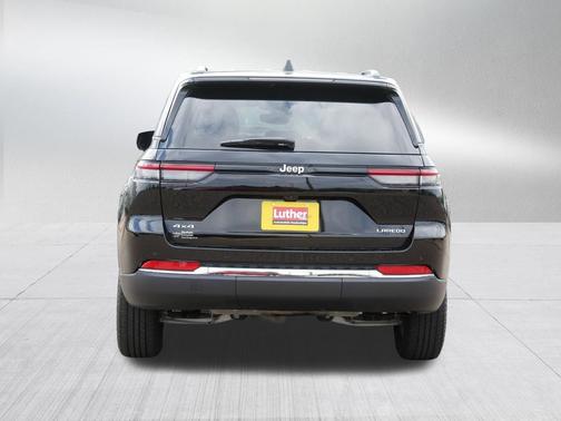 Diamond Black Crystal Pearlcoat 2024 Jeep Grand Cherokee Laredo