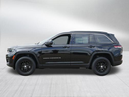 Diamond Black Crystal Pearlcoat 2024 Jeep Grand Cherokee Laredo